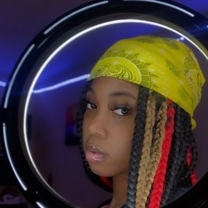 Meet your Posher, Anaya